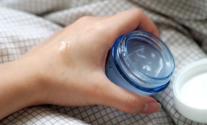 Kem dưỡng có cấu trúc mỏng nhẹ giúp da dễ thẩm thấu
