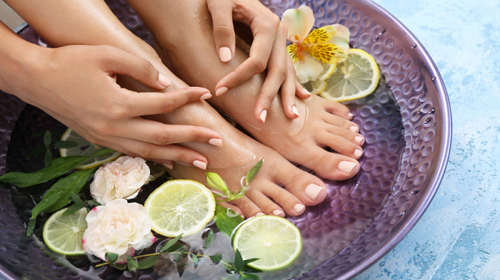 Ngâm chân trong nước ấm chứa chanh giúp cải thiện tình trạng nứt gót.