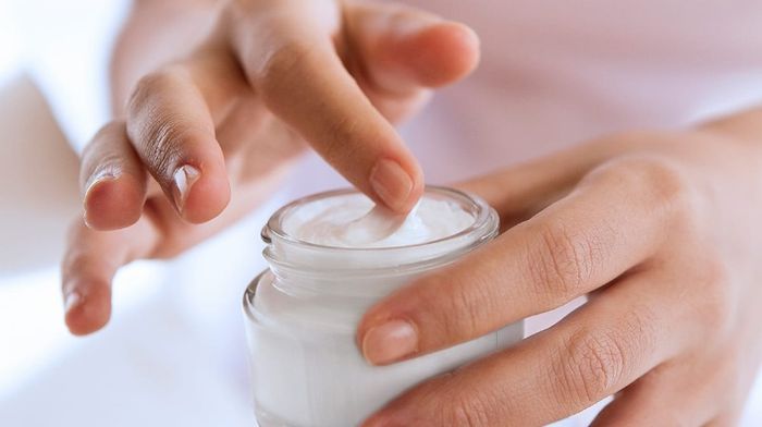 Thử sản phẩm chứa Niacinamide trước khi sử dụng để đảm bảo an toàn cho da