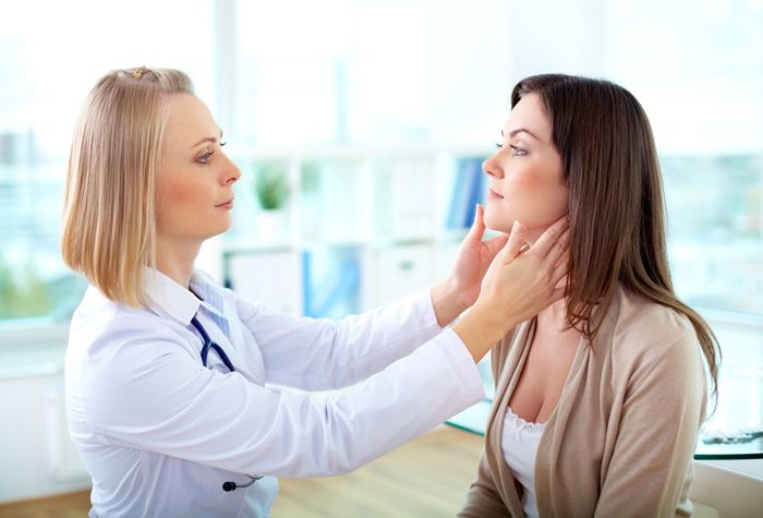 Thăm bác sĩ da liễu để biết cách điều trị mụn ẩn