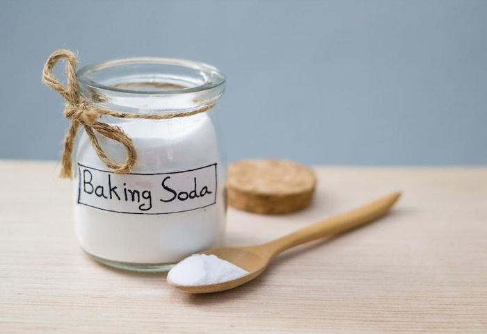 Một trong những cách khắc phục mùi hôi chân hiệu quả là sử dụng baking soda