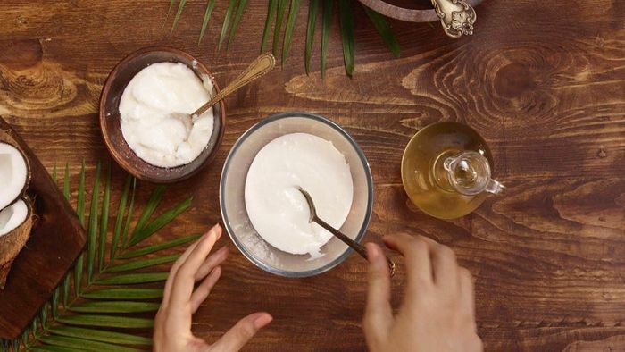Có thể kết hợp sữa chua và dầu dừa để làm mặt nạ trị mụn tại nhà