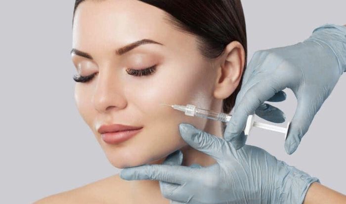 Filler được tiêm vào dưới da khi thực hiện làm đẹp.