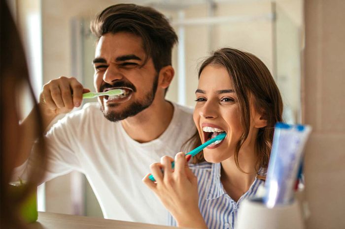 Cách phục hồi men răng hiệu quả là đánh răng đúng mức và tránh chải răng quá mạnh