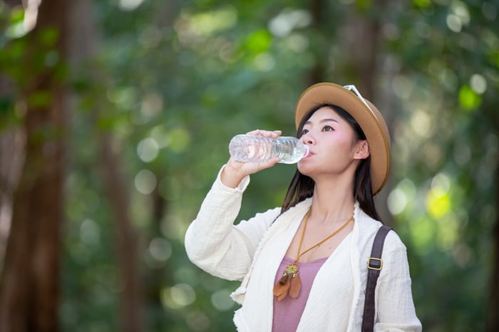 Uống đủ nước là biện pháp đơn giản nhưng hiệu quả để phòng chống viêm da cơ địa khi thời tiết lạnh