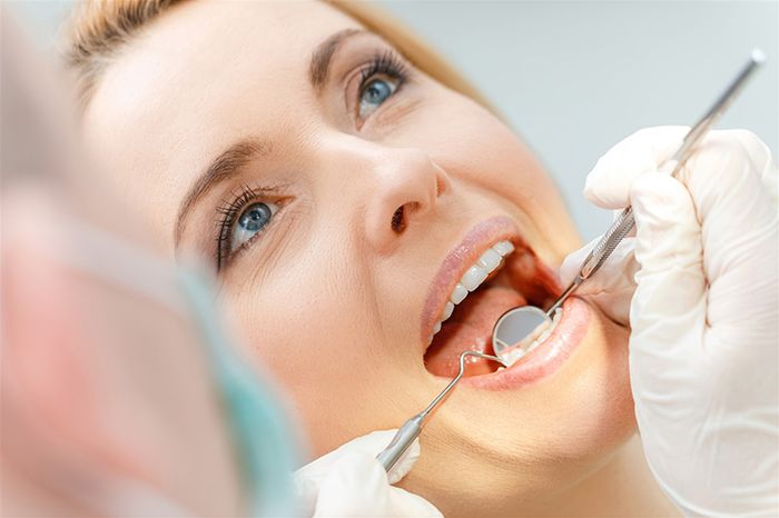Hãy đến nha khoa ít nhất 2 lần mỗi năm để kiểm tra và làm sạch răng bên cạnh việc phục hồi men răng tại nhà