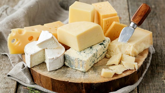 Theo khuyến nghị của các nha sĩ Mỹ, ăn sản phẩm từ sữa ít béo như phô mai để tăng nước bọt, duy trì pH trong miệng