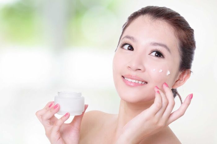 Kem dưỡng ẩm có chứa Niacinamide sẽ giữ ẩm cho da, hỗ trợ loại bỏ mụn.