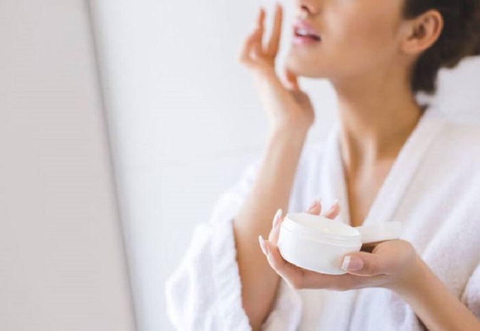 Để duy trì làn da khỏe mạnh khi sống trong phòng điều hòa, bạn cần chăm sóc và dưỡng ẩm cho da đều đặn.