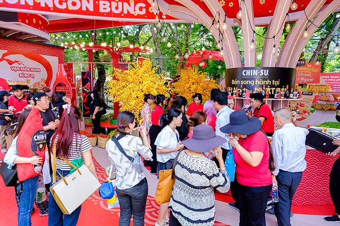 Gian hàng CHIN-SU thu hút đông đảo khách tham quan. Ảnh: Tập đoàn Masan