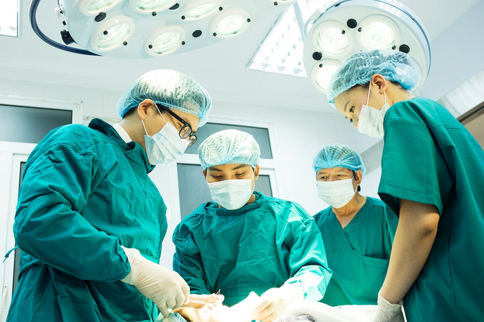 Răng vẩu do xương hàm yêu cầu can thiệp phẫu thuật để điều chỉnh.