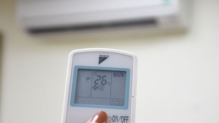 Lựa chọn chế độ điều hòa phù hợp với độ ẩm ngoài trời là biện pháp chăm sóc da trong phòng điều hòa rất hiệu quả