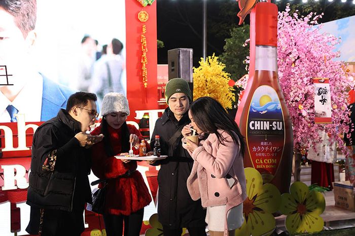 Các bạn trẻ được trải nghiệm các món ăn tại gian hàng CHIN-SU. Ảnh: Tập đoàn Masan