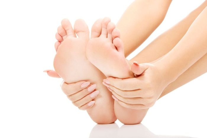 Để chân luôn được thông thoáng để ngăn ngừa bệnh nấm kẽ chân