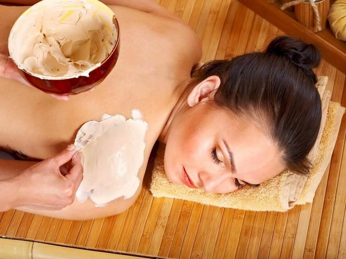  Massage bằng hỗn hợp bột đậu đỏ giúp làm trắng da hiệu quả.