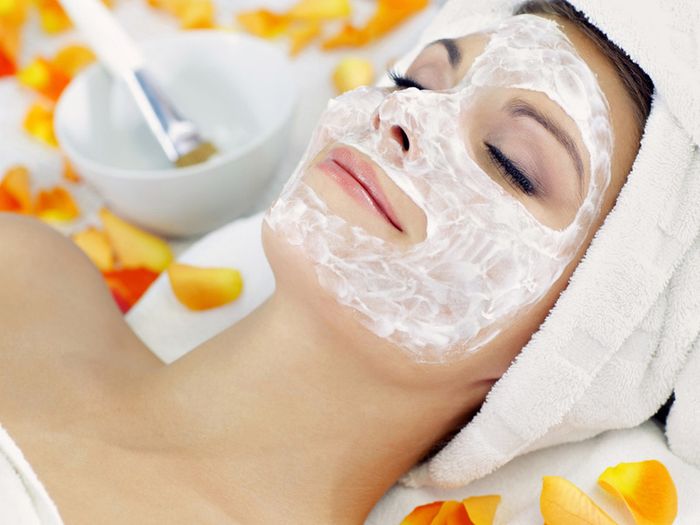 Mặt nạ từ chanh và sữa tươi là lựa chọn phổ biến của nhiều người.