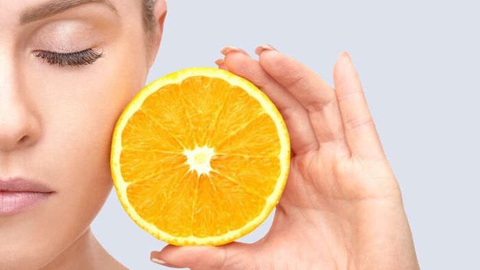 Vitamin C đóng vai trò quan trọng trong việc làm trắng da