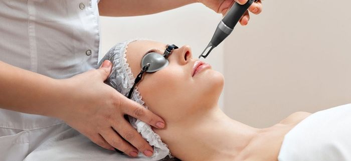 Điều trị dày sừng nang lông nặng bằng phương pháp Laser