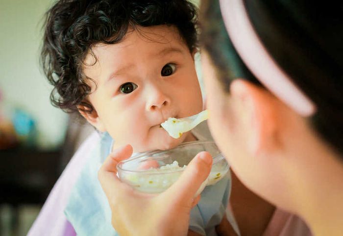 Trước khi đến khám dinh dưỡng cho bé, hãy ghi lại thói quen ăn uống và lịch trình sinh hoạt của bé