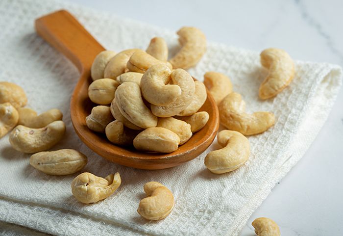 Hạt cashew có hương vị thơm ngon nên đã trở thành món ăn vặt được yêu thích của nhiều người