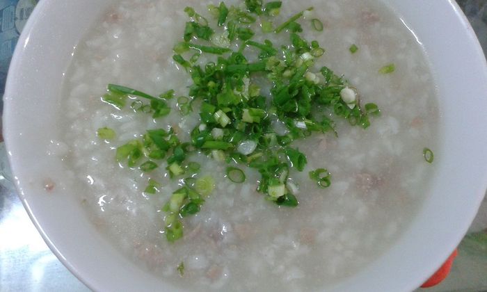 Giảm cảm bằng cách sử dụng cháo hành là lựa chọn của nhiều người