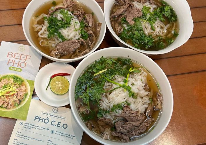 Món phở bò Hà Nội từ hộp đông lạnh đến bàn ăn - Ảnh: NVCC