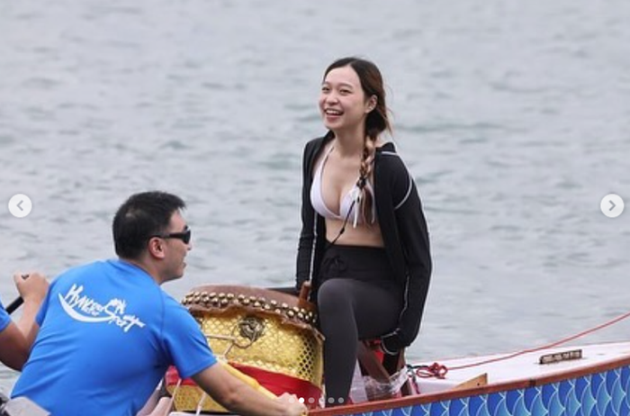 Sức mạnh của một người phụ nữ mặc bikini đã biến thuyền rồng thành tàu cao tốc trong mắt người xem.