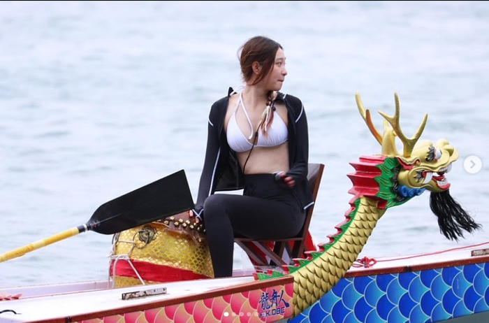 Sức mạnh của một người phụ nữ mặc bikini đã biến thuyền rồng thành tàu cao tốc trong mắt người xem.
