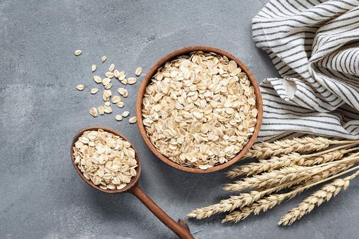 Yến mạch là nguồn cung cấp chất xơ, beta glucan, vitamin, và khoáng chất đa dạng.