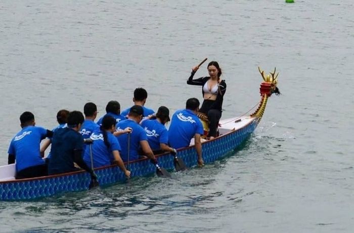 Mỹ nhân bikini đã biến thuyền rồng thành tàu cao tốc bằng sức mạnh của mình.