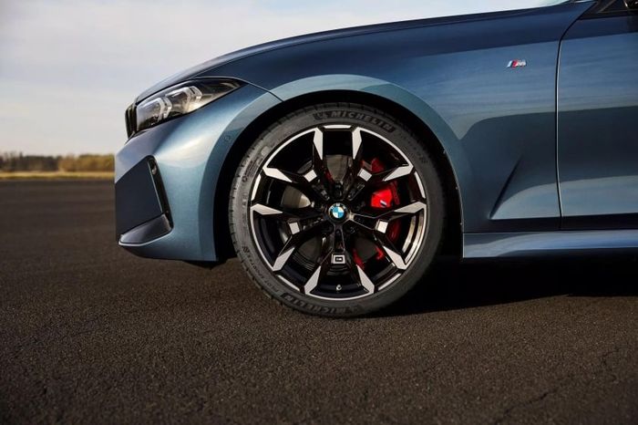 BMW 3-Series 2025 chính thức ra mắt: Cải tiến thiết kế, giá từ 1,15 tỷ VNĐ 471098
