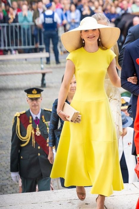 Elisabeth cũng có phong cách thời trang thanh lịch và nữ tính. Thường chọn những trang phục đơn sắc, vừa vặn và lịch lãm, Công chúa Bỉ thường diện những thiết kế nữ tính của các nhà thiết kế nội địa như Dries Van Noten.