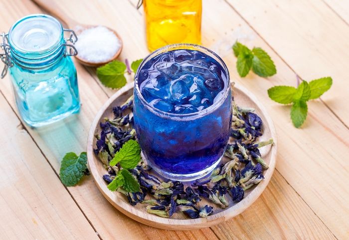 Hoa đậu biếc sau khi phơi khô và đun làm trà uống mang lại nhiều lợi ích cho sức khỏe