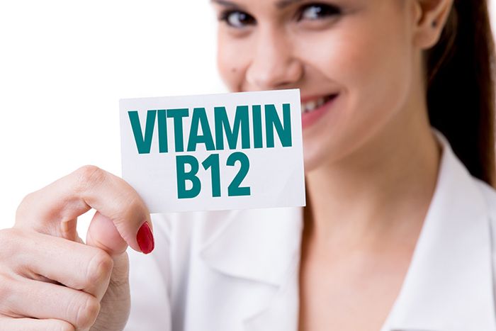 Thiếu hụt vitamin B12 thường gây ra các triệu chứng như đau đầu, mệt mỏi, giảm cân, co cơ, mất cân đối, tình trạng tâm lý không ổn định,...