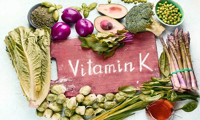 Khi bổ sung vitamin K qua thực phẩm, cần kết hợp với chất béo để tăng hiệu quả hấp thụ