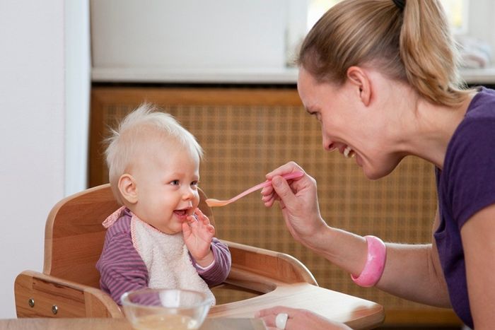 Để tránh tình trạng bé cảm thấy nhàm chán với thực đơn, mẹ nên đa dạng hóa các món ăn cho bé.