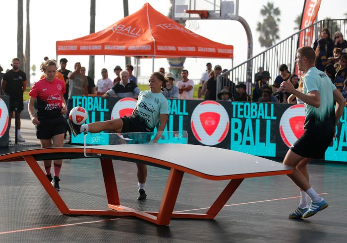 Các vận động viên tham gia thi đấu Teqball.