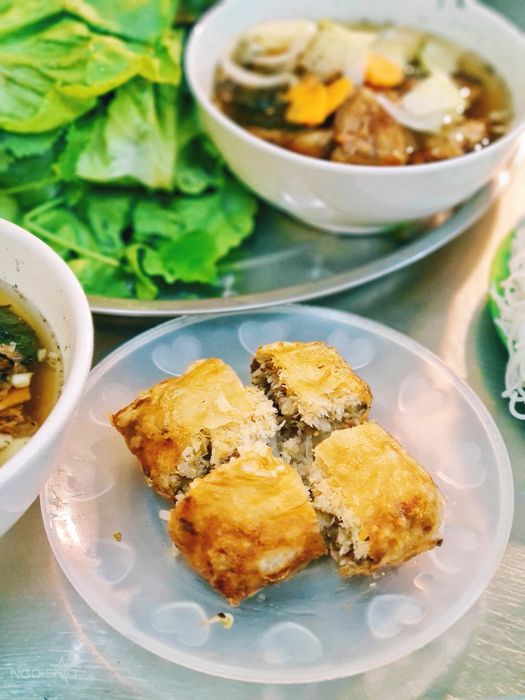 Quán bún chả nem cua bể 'low key' ở phố cổ