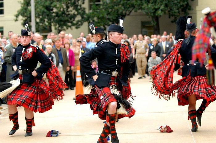 Đàn Ông Scotland và Váy Kilt  - Nguồn: <a href='https://www.facebook.com/ukinvietnam/photos/a.10156812527615544/10156871367560544/?type=3'>UK in Việt Nam</a>