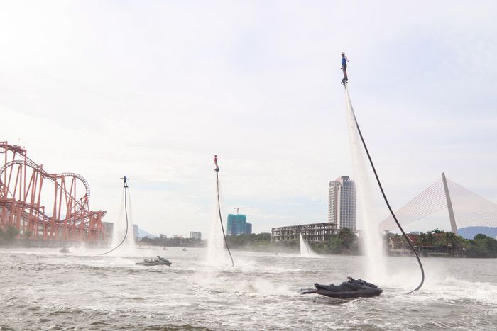 Buổi trình diễn nghệ thuật thể thao mạo hiểm Jetski và Flyboard kết hợp âm nhạc và ánh sáng tại khu phố Da Nang Downtown - Ảnh: THANH NGUYÊN