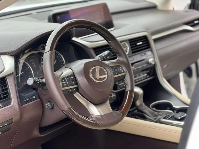 Sau 8 năm sử dụng, giá trị của chiếc xe hạng sang Lexus RX 350 phiên bản 2016 giảm không kém gì một chiếc Hyundai Santa Fe 471437