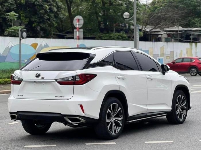 Sau 8 năm sử dụng, chiếc xe hạng sang Lexus RX 350 2016 giảm giá ngang với một chiếc Hyundai Santa Fe.