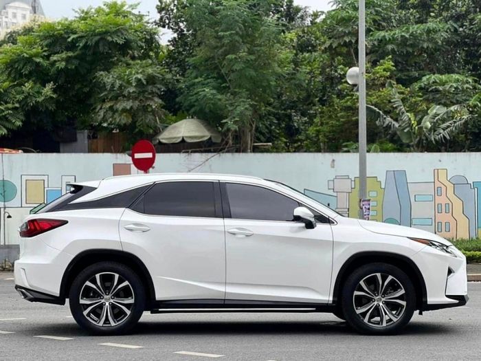 Sau 8 năm lăn bánh, chiếc xe hạng sang Lexus RX 350 2016 giảm giá ngang với một chiếc Hyundai Santa Fe.
