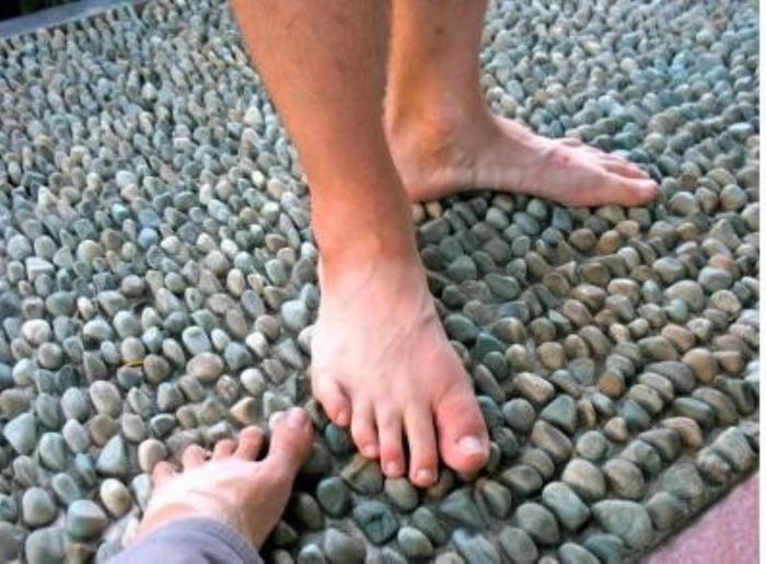 Đi bộ trên đá sỏi mang lại nhiều lợi ích cho sức khỏe - Hình minh họa