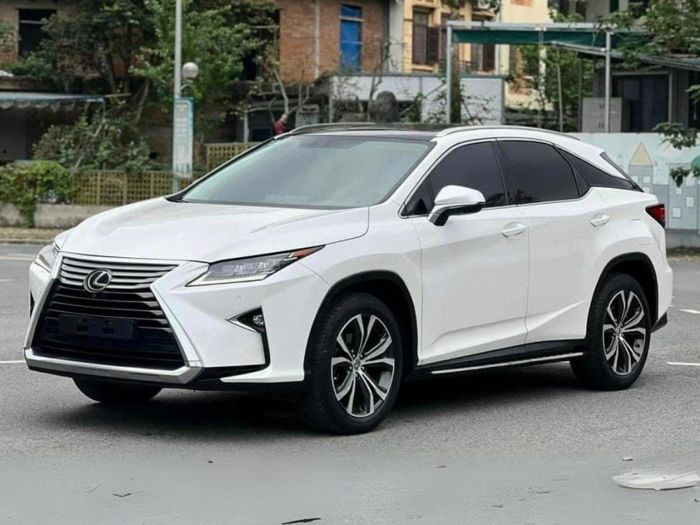 Sau 8 năm sử dụng, chiếc xe hạng sang Lexus RX 350 2016 giảm giá bằng một chiếc Hyundai Santa Fe.