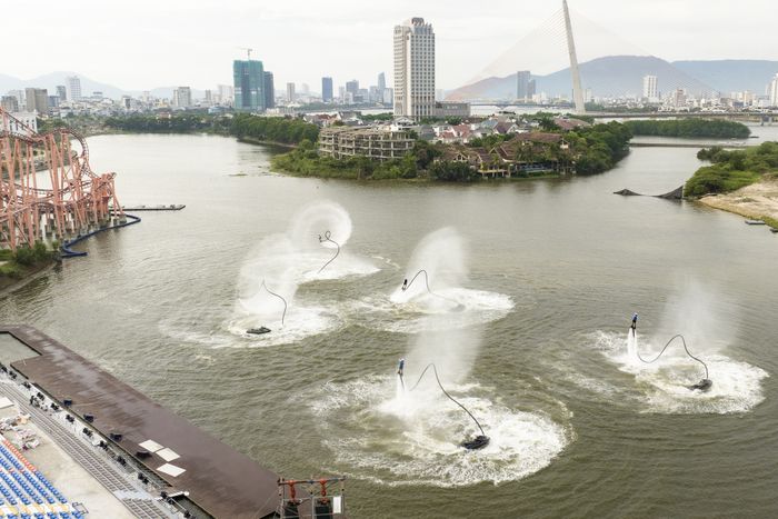 Với không gian tuyệt đẹp, Jetski và Flyboard sẽ mang đến cho du khách những trải nghiệm thú vị - Ảnh: THANH NGUYÊN