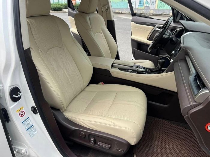 Sau 8 năm sử dụng, giá trị của chiếc xe hạng sang Lexus RX 350 phiên bản 2016 giảm không kém gì một chiếc Hyundai Santa Fe 471438