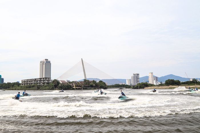 Các vận động viên Jetski tạo nên những vòng tròn đầy mê hoặc trên mặt nước - Ảnh: THANH NGUYÊN