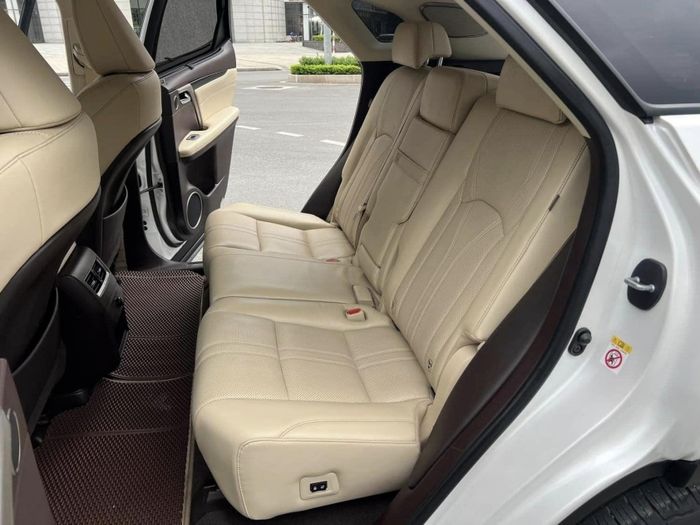 Sau 8 năm sử dụng, giá trị của chiếc xe hạng sang Lexus RX 350 phiên bản 2016 giảm không kém gì một chiếc Hyundai Santa Fe 471439
