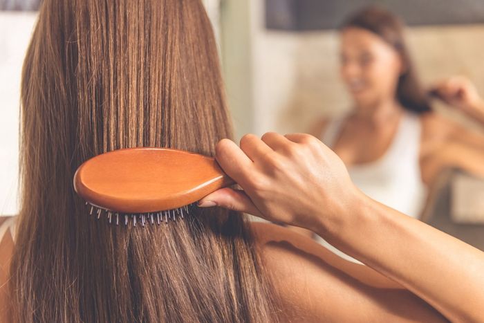 4 bước chuẩn bị trước khi đi ngủ để tóc ít gãy rụng hơn